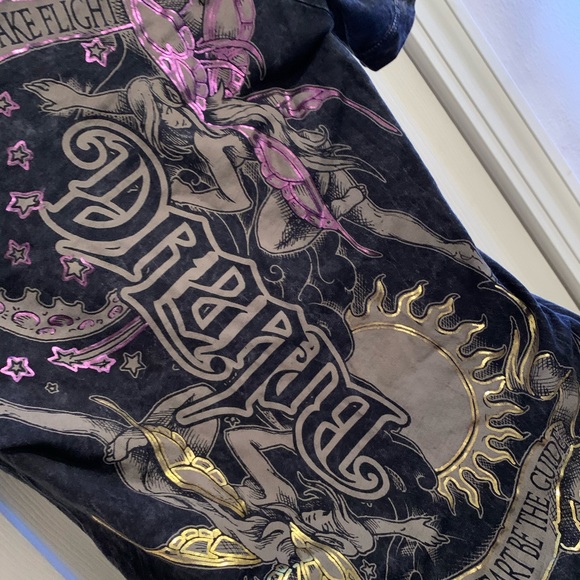 Graphic V-Neck Tee Shirt: Dream / Believe - Picture 6 of 7